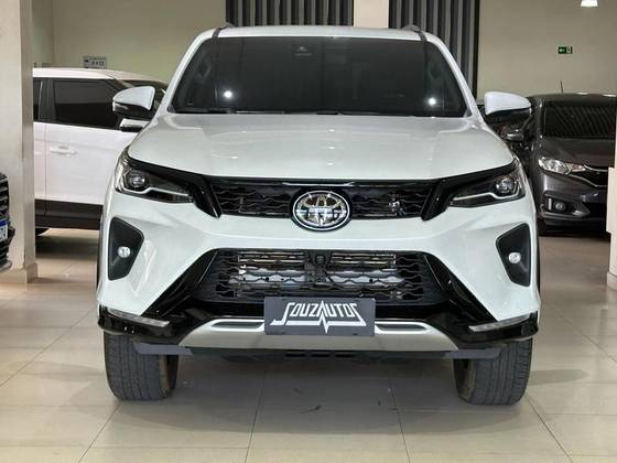 TOYOTA HILUX SW4 2.8 D-4D TURBO DIESEL SRX PLATINUM 7L 4X4 AUTOMÁTICO TOYOTA HILUX SW4 2.8 D-4D TURBO DIESEL SRX PLATINUM 7L 4X4 AUTOMÁTICO